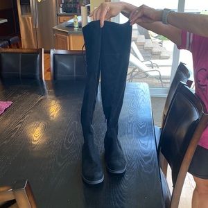 High black boots. Very cute and sexy! Size 7 but fit me and I am normally a 6.